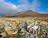Pen-y-ghent (winter), Ribblesdale, Yorkshire, UK, England