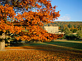 VIEW OF MANSION IN AUTUMN, CHATSWORTH HOUSE, DERBYSHIRE, UK, England