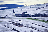 Kirche zwischen verschneiten Feldern, Mildenau, Erzgebirge, Sachsen, Deutschland