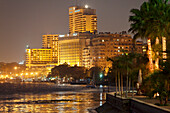 Promenade am Nil unter Palmen und beleuchtete Gebäude, Kairo, Ägypten, Afrika