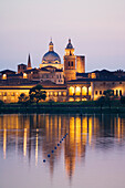 Der Palazzo Ducale und die Basilica di Sant'Andrea an einem See am Abend, Mantua, Lombardei, Italien, Europa