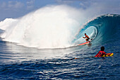 Blick auf eine hohl brechende Welle mit einem Standup Surfer, Teahupoo, Tahiti, Französisch Polynesien, Süd Pazifik