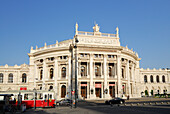 Trambahn vor dem Burgtheater, Wien, Österreich
