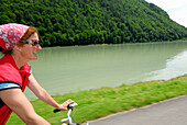 Radfahrerin fährt entlang der Donau, Donauradweg Passau Wien, Schlögen, Oberösterreich, Österreich