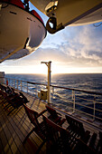 Promenadendeck mit Liegestühle, Sonnenuntergang, Kreuzfahrtschiff Queen Mary 2, Transatlantik, Nordatlantik, Atlantik