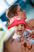 Baby mit Mutter und Schwester,Formentera, Balearen, Spanien