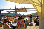 Blick von Dachterrasse eines Cafés auf Bielefeld mit Altstädter Nicolaikirche, Teutoburger Wald, Nordrhein-Westfalen, Deutschland, Europa