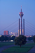 Morgen, Blick von Düsseldorf - Oberkassel auf Düsseldorf mit Fernsehturm (Rheinturm)  und Rheinkniebrücke, Niederrhein, Nordrhein-Westfalen, Deutschland, Europa