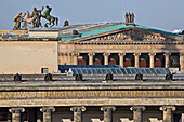 Europa, Deutschland, Berlin, Hauptstadt, Landeshauptstadt, Museumsinsel. Die Berliner Museumsinsel, im Vordergrund das Alte Museum, dahinter der Portikus der Nationalgalerie, ist Teil der im Stadtzentrum liegenden Insel, dem ältesten Kern von Berlin, zwis