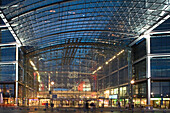 Hauptbahnhof, in dem Neubau an Stelle des ehemaligen Lehrter Bahnhofs kreuzen sich nach achtjähriger Bauphase zwei Bahntrassen, eine neue unterirdische Nord-Süd-Linie und die existierende oberirdische ICE-Trasse. Die Architektengruppe GMP machten diese Be