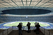 Bundesliga-Spiel, Olympiastadion wurde aus Anlass der Olympischen Sommerspiele 1936 gebaut, für die Fußball-WM 1974 renoviert und schließlich für die WM 2006 von den Architekten GMP grundlegend umgebaut und modernisiert. Die Wettkampffläche wurde abgesenk