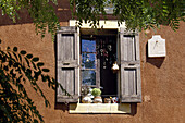 Fenster eines Hauses in Roussillon, Vaucluse, Provence, Frankreich, Europa