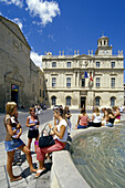 Frauen am Brunnen vor dem Rathaus an der Place de la Republique, Arles, Bouches-du-Rhone, Provence, Frankreich, Europa