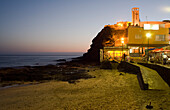 Beleuchtetes Restaurant am Strand in der Abenddämmerung, Morro Jable, Halbinsel Jandia, Fuerteventura, Kanarische Inseln, Spanien, Europa