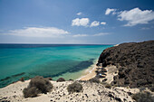 Blick auf Küstenlandschaft mit Strand im Sonnenlicht, Halbinsel Jandia, Fuerteventura, Kanarische Inseln, Spanien, Europa