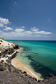 Blick auf Küstenlandschaft mit Strand im Sonnenlicht, Halbinsel Jandia, Fuerteventura, Kanarische Inseln, Spanien, Europa