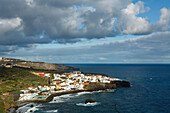 Das Dorf Las Aguas an der Nordküste unter Wolkenhimmel, Teneriffa, Kanarische Inseln, Spanien, Europa