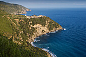 Blick vom Wanderweg auf den Ort Corniglia, Cinque Terre, La Spezia, Ligurien, Italienische Riviera, Italien, Europa