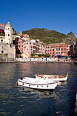 Boote im Hafen, Kirche S. Margherita, Vernazza, Cinque Terre, La Spezia, Ligurien, Italienische Riviera, Italien, Europa