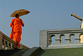 Goldener Hügel, Mönch auf den Treppen zur Plattform, Bangkok, Thailand, Asien