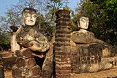 Liegender und sitzende Buddhas Kamphaeng Phet, Wat Phra Khaeo, Zentralthailand, Thailand, Asien