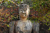 Stehender Buddha im Wald von Aranyik, Kamphaeng Phet, Wat Phra Si Iriyabot, Zentralthailand, Thailand, Asien