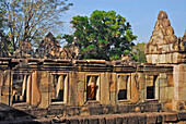 Mönch auf Pilgerfahrt in Prasat Hin Muang Tam, Khmer Tempel in der Provinz Buriram, Thailand, Asien