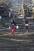 Prasat Khao Phra Wihan bzw. Preah Vihar, kamboschanisch, Treppe und Besucher Tempel auf kambodschanischer Seite in den Dongrek Bergen, umstritten zwischen Thailand und Kambodscha, Asien