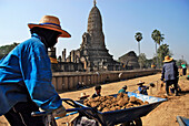 Restaurationsarbeiten am Wat Phra Si Rattana, Si Satchanalai Chalieng Geschichtspark, Provinz Sukothai, Thailand, Asien