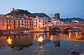 Brücke über dem Fluss Fiume Temo und das Castello di Serravalle in der Dämmerung, Bosa, Sardinien, Italien, Europa