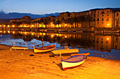 Boote am Ufer des Flusses Fiume Temo am Abend, Bosa, Sardinien, Italien, Europa