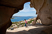 Touristin an einer Felsformation im Sonnenlicht, Capo d’Orso, Palau, Sardinien, Italien, Europa