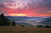 Blick auf das Bernauer Hochtal, Feuriger Sonnenaufgang, Sommer, Schwarzwald, Baden-Württemberg, Deutschland, Europa
