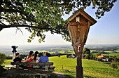 Vier Personen genießen Ausblick vom Samerberg, Törwang, Chiemgau, Bayern, Deutschland