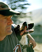 Schafzüchter Lou Thacker mit Hütehunden, Rowendale Homestead, Okains Bay, Banks Peninsula, Südinsel, Neuseeland