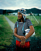 Maori Mädchen mit Football im Dorf Hicks Bay, Eastcape, Nordinsel, Neuseeland