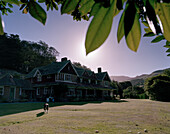 Rowendale Homestead im englischen Landhausstil im Schatten, Okains Bay, Banks Peninsula, Südinsel, Neuseeland
