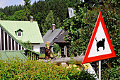 Warnschild in einem Dorf im Sonnenlicht, Riesengebirge, Ost-Böhmen, Tschechien, Europa