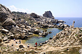 Menschen in einer Bucht an einer Felsküste, Capo Testa, Nord Sardinien, Italien, Europa