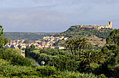 Blick über den Fluss Temo auf die Häuser und die Burg der Stadt Bosa, Sardinien, Italien, Europa