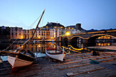 Häuser und Boote am Fluss Temo am Abend, Bosa, Sardinien, Italien, Europa