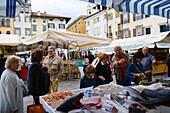 Fischstrand auf dem Markt der Piazza Mercatonuovo in Udine, Friaul-Julisch Venetien, Italien