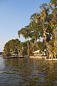 Wochenendhäuser bei Attakapas Landing am Lake Verret, bei Pierre Part, Louisiana, Vereinigte Staaten, USA