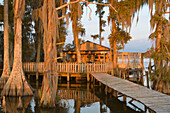 Wochenendhäuser bei Attakapas Landing am Lake Verret, bei Pierre Part, Louisiana, Vereinigte Staaten, USA