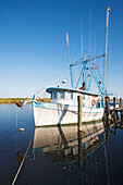Fischerboot auf einem Seitenarm des Mississippi im Mississippidelta südlich von New Orleans, Louisiana, Vereinigte Staaten, USA