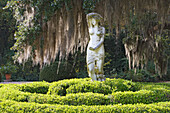 Statue und alte mit spanischem Moss bewachsenen Eichen in Afton Villa Gardens, St. Francisville, Louisiana, Vereinigte Staaten, USA