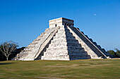 Mayan temple ruins in Chichen Itza, Pyramid of Kukulkan, State of Yucatan, Peninsula Yucatan, Mexico