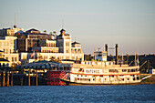 Blick über den Mississippi auf Downtown New Orleans, Louisiana, Vereinigte Staaten, USA