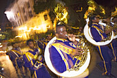 Sousaphon-Spieler einer Brass Parade im French Quarter, New Orleans, Louisiana, Vereinigte Staaten, USA