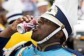 Mann trinkt Limonade, Karnevalsparade an Mardi Gras, French Quarter, New Orleans, Louisiana, Vereinigte Staaten, USA